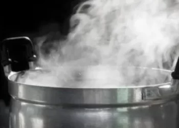 Elle ébouillante le fils de sa coépouse et accuse les djines