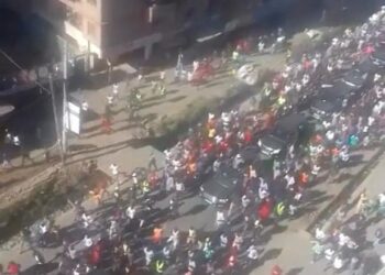 Fake news: Sur la vidéo, la foule n’accompagne pas Ousmane Sonko