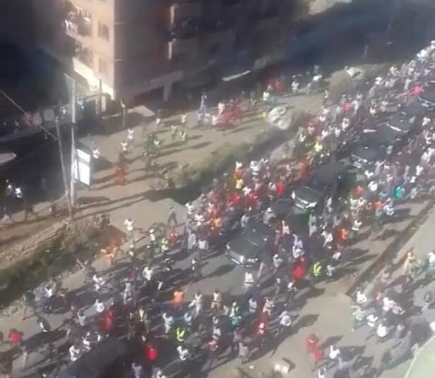 Fake news: Sur la vidéo, la foule n’accompagne pas Ousmane Sonko