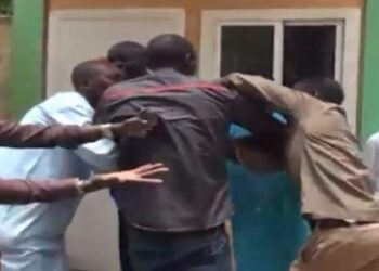 Pour se venger de son papa qu’il traite d’irresponsable, Talla Kane lui plante un couteau au cou