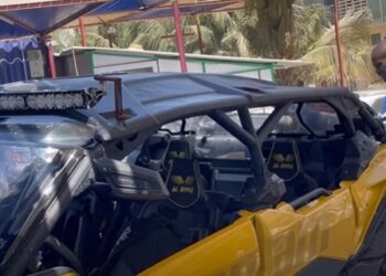 Aziz Ndiaye achète une voiture extrêmement luxueuse et chère.