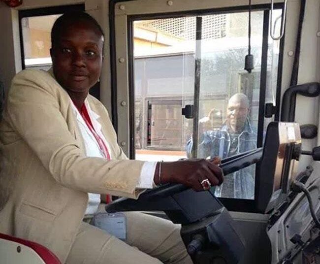 Première conductrice de Dakar Dem Dikk : Sophie Diouck et le volant, l'amoureuse sans gêne ! (vidéo)