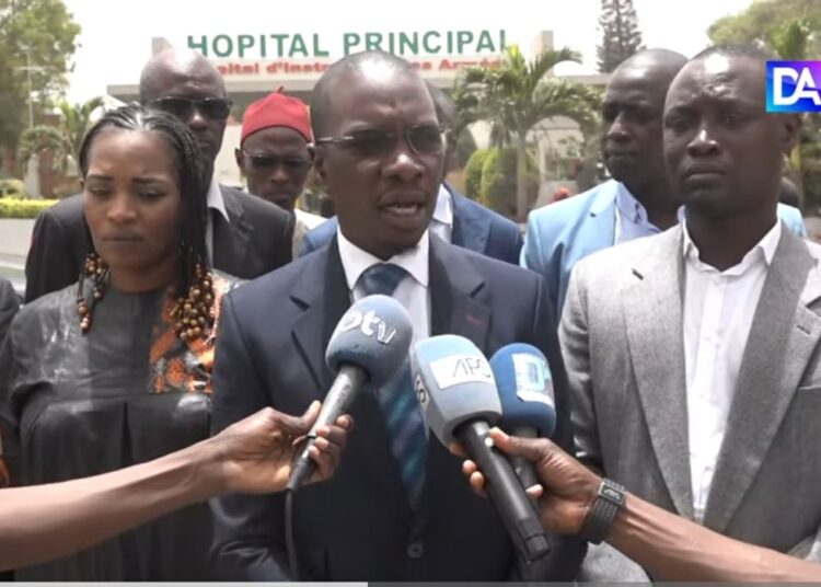 Le Ministre de la Communication au chevet de Yacine Thiam