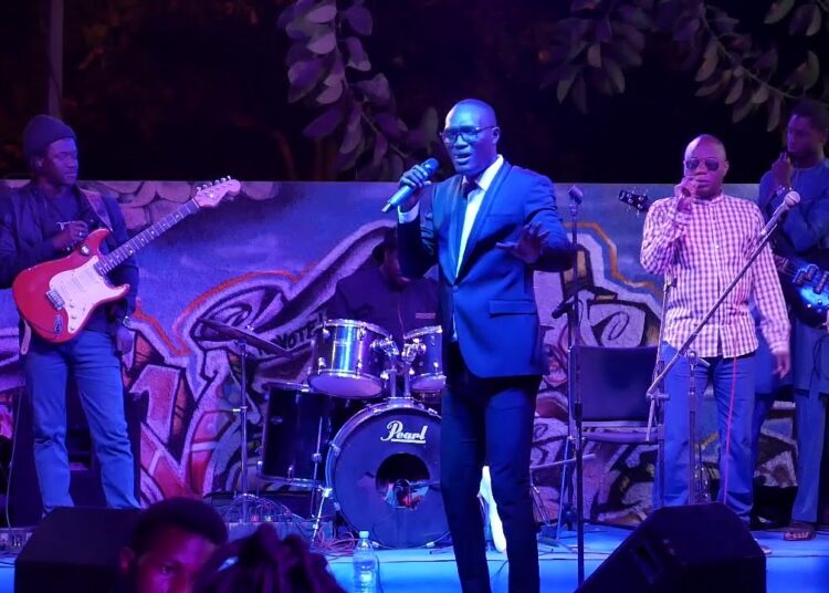 (Clip officiel) – Alioune Mbaye Nder parle aux Sénégalais dans son nouveau clip «Positiver».