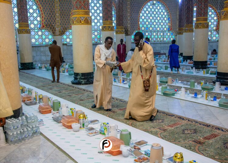 Le Dahira Moukhadimatoul Khidma organise le “Ndogou” depuis 2005 pour les jeûneurs à la Grande mosquée de Touba