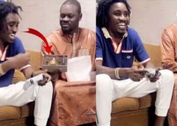 Montre en or, parfum de classe, mouton, poulets: L’incroyable cadeau de Omaro à Waly Seck (vidéo)
