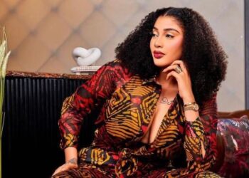 Poitrine en l’aire, Adja Diallo renversante dans ses différentes tenues (photos)