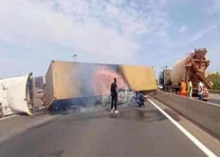 Autoroute à péage : Un poids lourd se renverse et bloque la circulation
