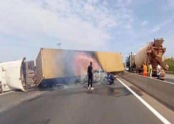 Autoroute à péage : Un poids lourd se renverse et bloque la circulation