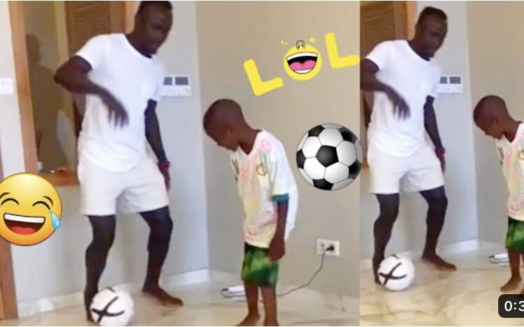 (Vidéo) – Incroyable ! Sadio Mané joue en toute complicité avec son neveu !