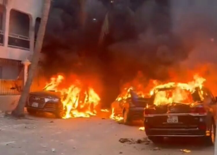 Bus saccagés, véhicules réduits en cendres, corbillard incendié : Le point sur les affrontements entre policiers et casseurs