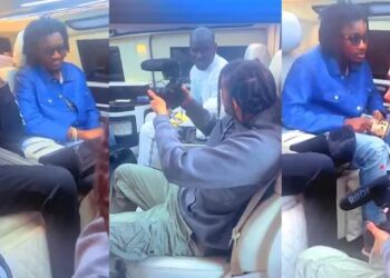 A Paris, Wally Seck et son équipage conduisent une ultra-limousine (Vidéo)