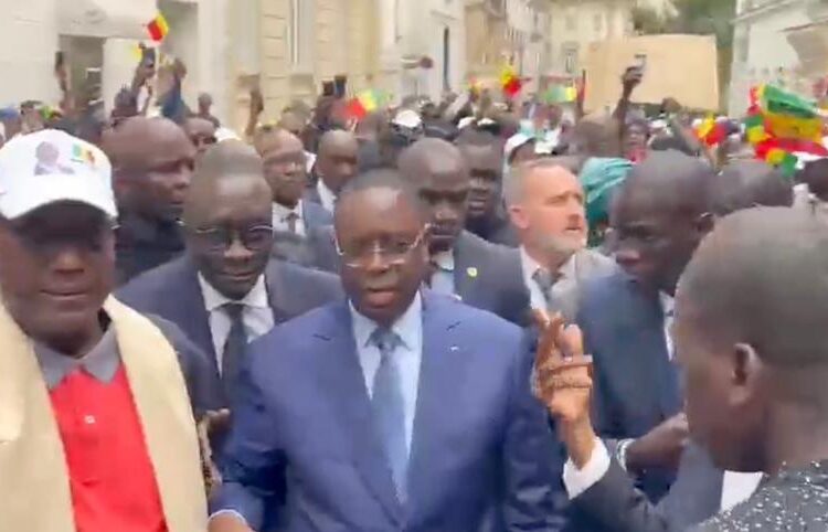 Macky Sall accueilli par une marée de militants à Paris