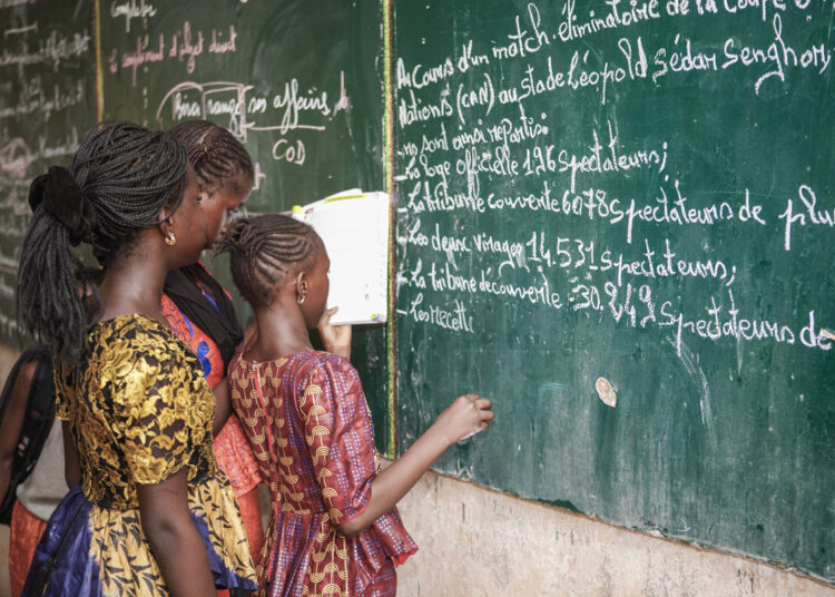 Après le loyer, l’Etat baisse les frais de scolarité