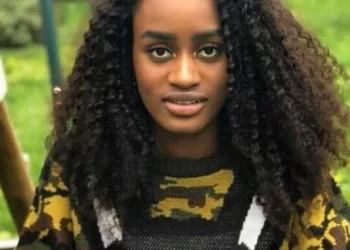 Robe dos nu, fente profonde, Aicha Seck dévoile une autre facette d’elle (vidéo) !