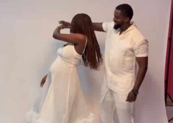 Vidéo : Yakhra Gueye, alias Ndeye Marie dans Karma, célèbre le baptême de son nouveau-né avec le styliste Moussa Versailles !