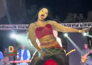Concert Mermoz : Ces gestes très intimes de Ndeye Ndiaye Banaya qui choquent Wally et son public (vidéo)