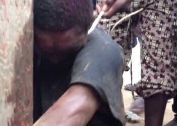 Pour échapper à un lynchage, le faux policier menace de se suicider !