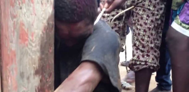 Pour échapper à un lynchage, le faux policier menace de se suicider !