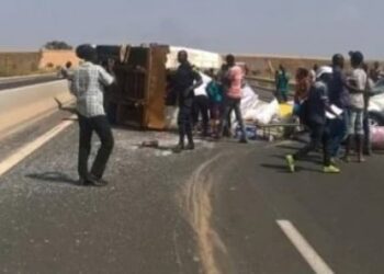 (Document)- Autoroute : un poids lourd se renverse à hauteur de Sebikotane, le trafic perturbé !