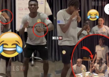 Lamine Camara et Abdoulaye Niakhaté N’diaye ont réalisé un bizutage époustouflant lors du déchaînement des Lions (Vidéo)