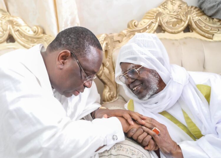 Macky Sall offre 1 milliard de francs CFA pour la mosquée Masalikul Jinaan, et contribue également  pour la construiction de l’université de Touba