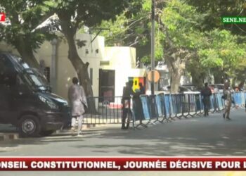 Parrainages : Un mandataire prend la fuite à sa sortie du Conseil constitutionnel (photo) !