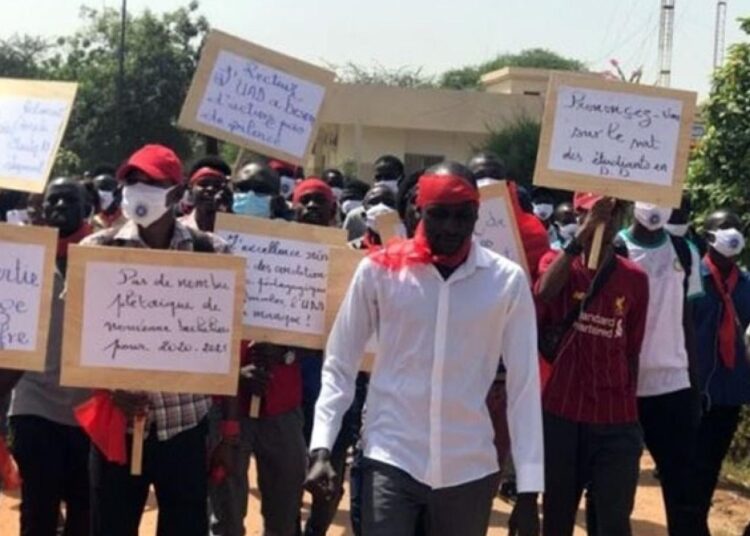 Université de Bambey : en brassards rouges, les enseignants interpellent Abdourahmane Diouf