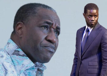 Le journaliste Adama Gaye critique une photo où figure Diomaye Faye : « C’est inquiétant ! » (Photo)