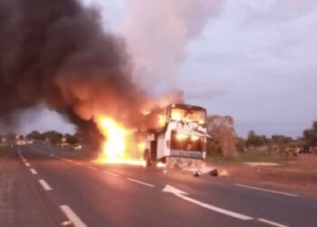 Daaka: Un bus rempli de pélerins prend feu