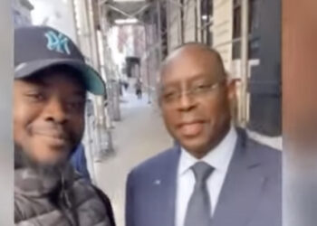 Quand l’ex-président Macky Sall croise des Sénégalais dans les rues de New York, découvrez l’échange (Vidéo)