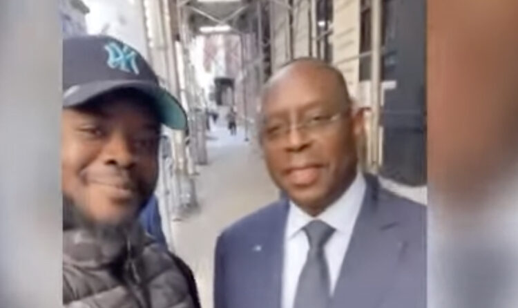 Quand l’ex-président Macky Sall croise des Sénégalais dans les rues de New York, découvrez l’échange (Vidéo)